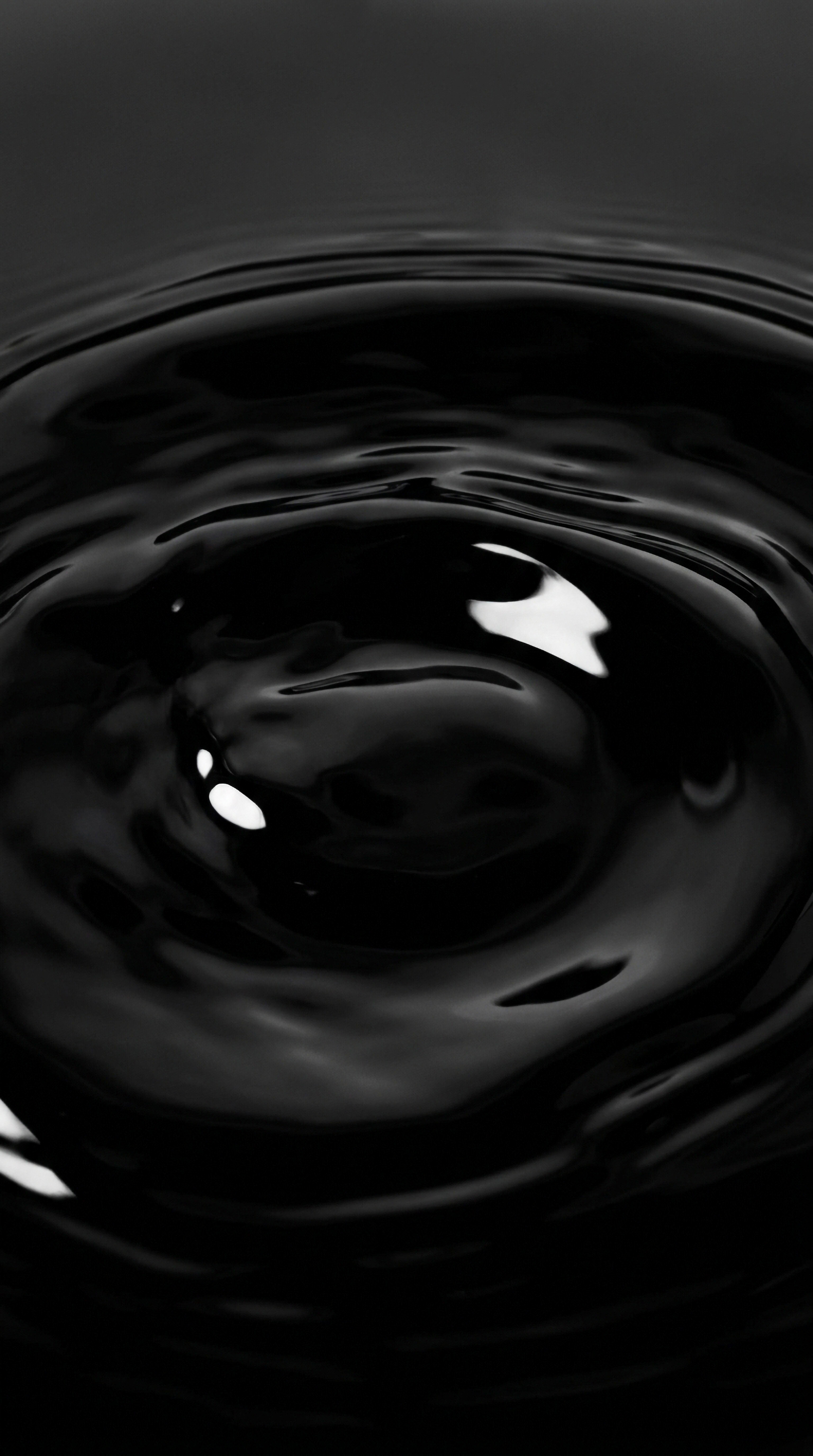 Dark Liquid Surface 202604200901 free mobile wallpaper